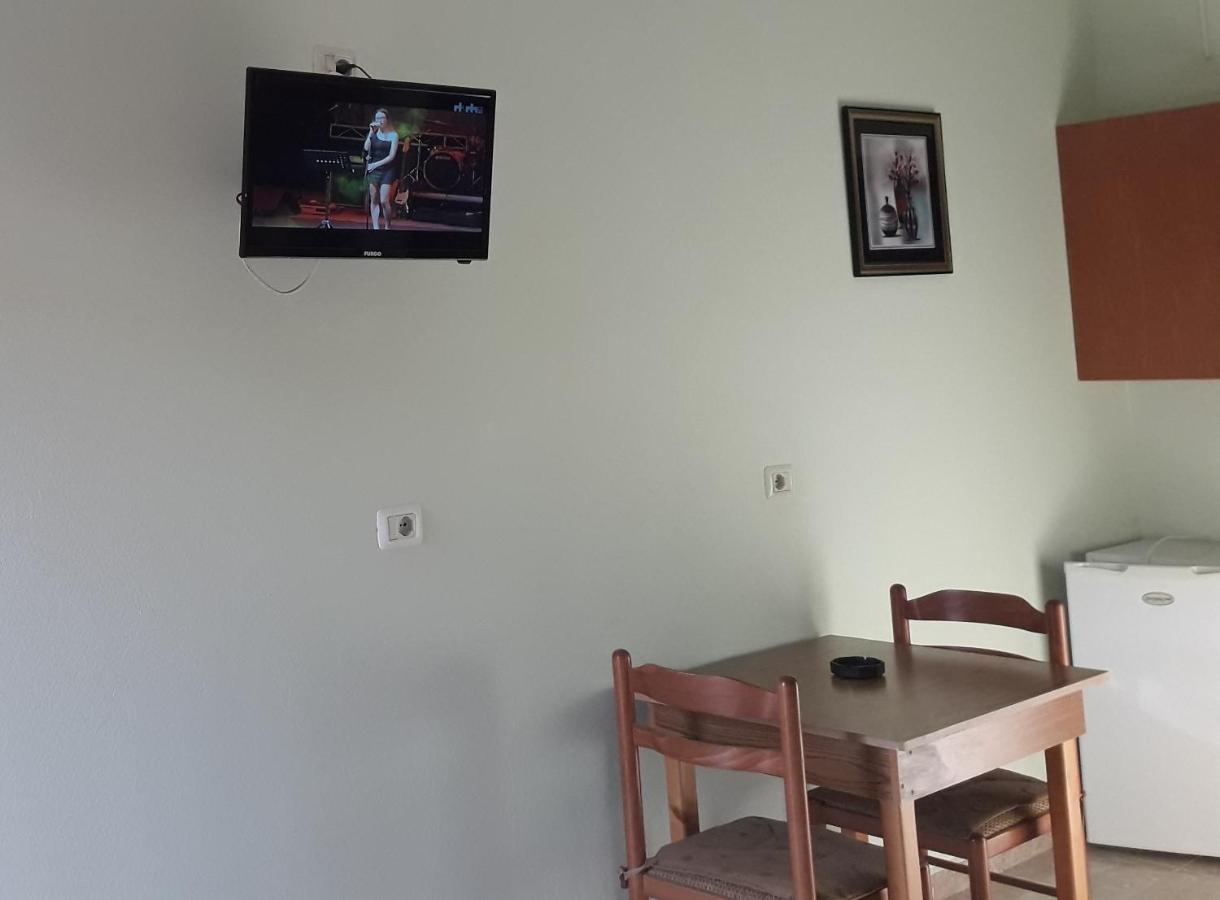 Tani'S Guesthouse Ksamil Bagian luar foto