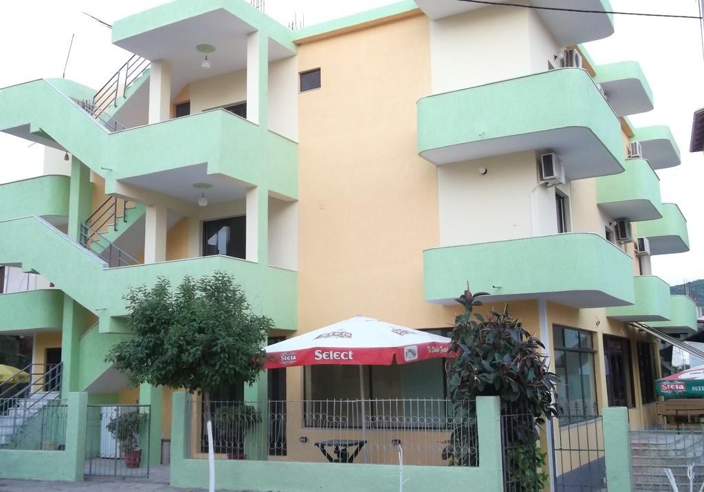 Tani'S Guesthouse Ksamil Bagian luar foto
