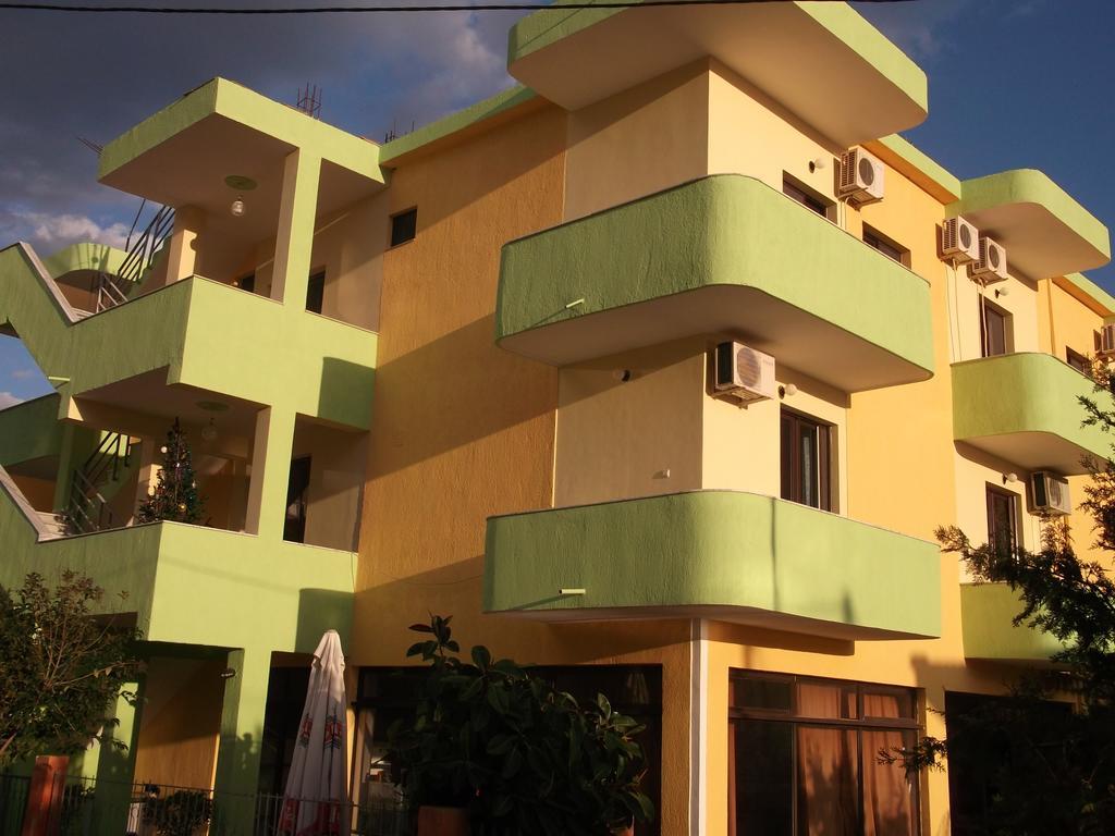 Tani'S Guesthouse Ksamil Bagian luar foto