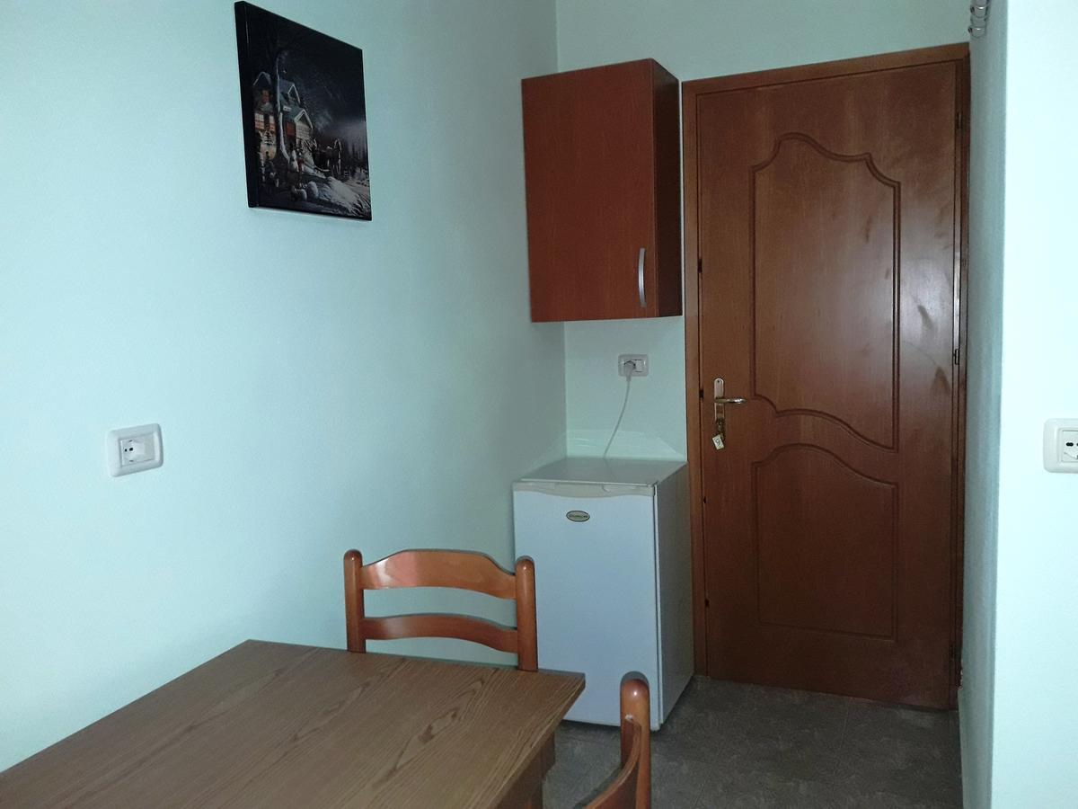 Tani'S Guesthouse Ksamil Bagian luar foto