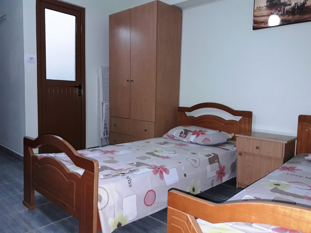 Tani'S Guesthouse Ksamil Bagian luar foto