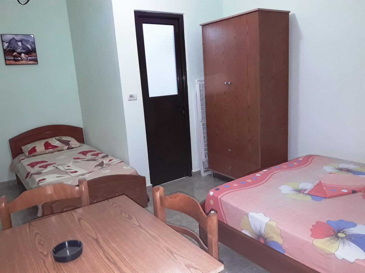 Tani'S Guesthouse Ksamil Bagian luar foto