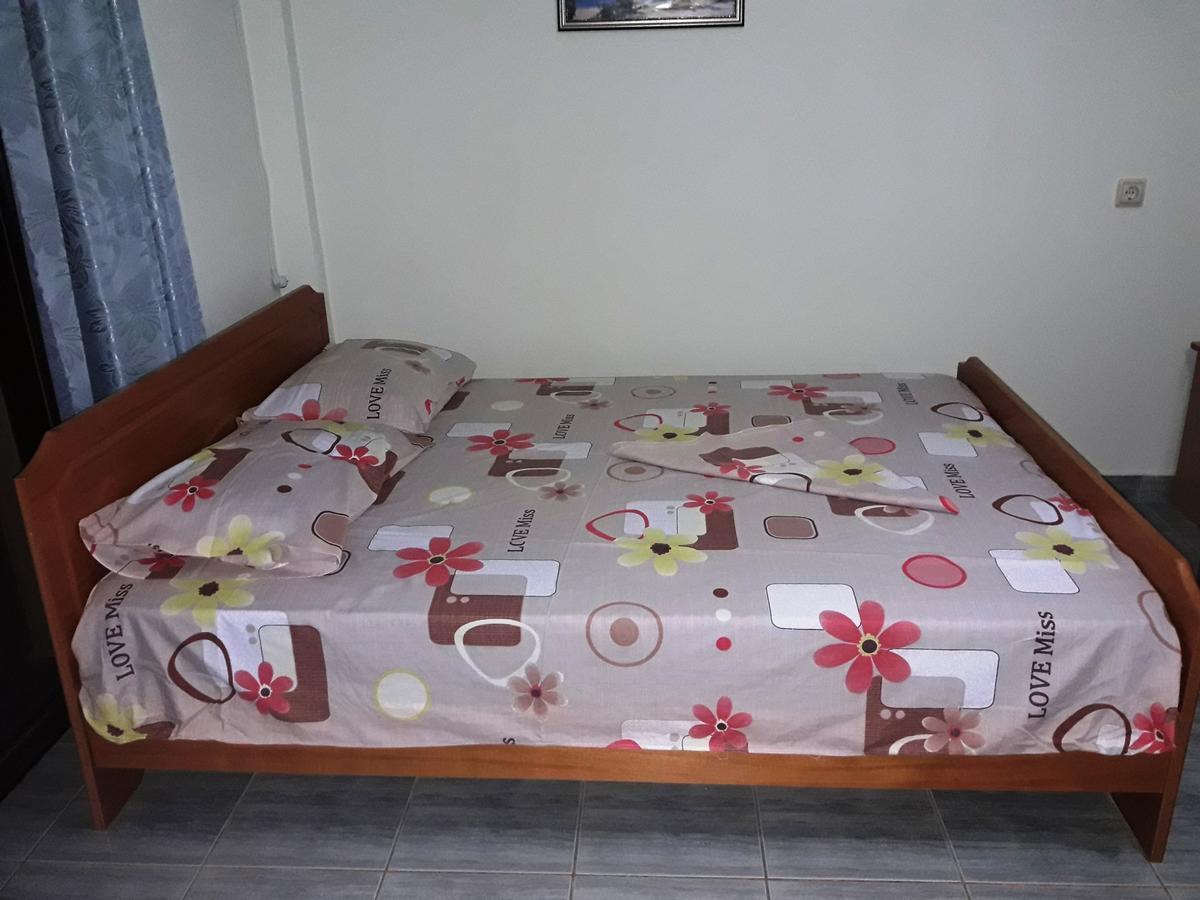 Tani'S Guesthouse Ksamil Bagian luar foto