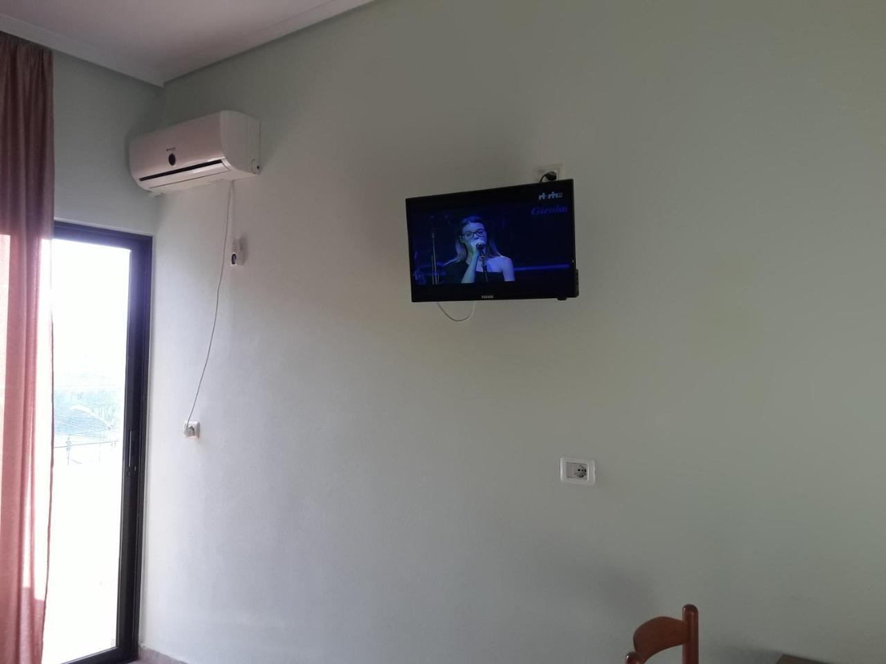 Tani'S Guesthouse Ksamil Bagian luar foto